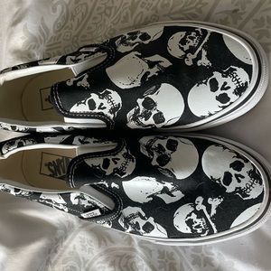 Skull cans size 9 unisex.